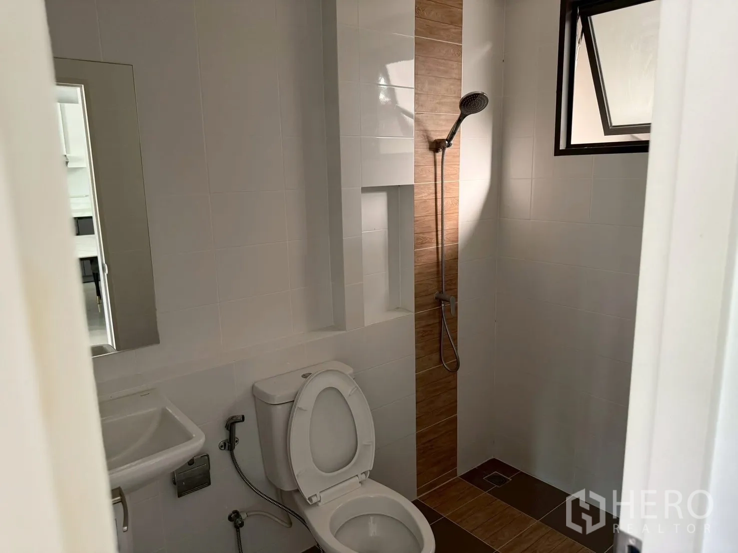 联排别墅 for rent in Bang Phli, Samut Prakan - 一层卫生间，带壁龛淋浴与坐便器。