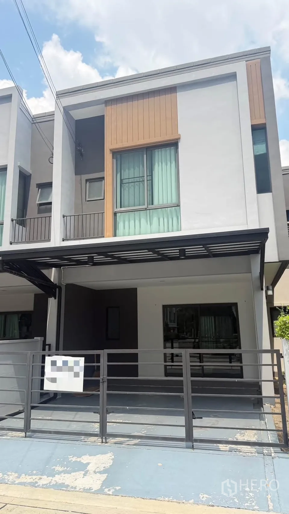 Townhouse for rent in Bang Phli, Samut Prakan - Modern two-storey townhouse exterior with a covered carport and balcony.