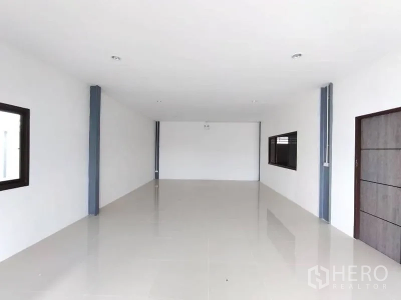 คลังสินค้า ให้เช่าในBang Phli, Samut Prakan - ห้องออฟฟิศสีขาวโล่ง มีหน้าต่างสองด้านและพื้นกระเบื้อง.