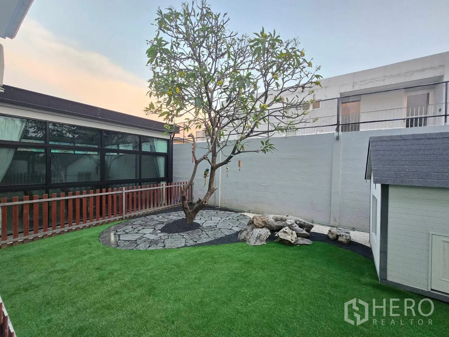 Detached House for rent in Lat Phrao, Bangkok - Private yard with grass, tree, rock feature and small garden shed.