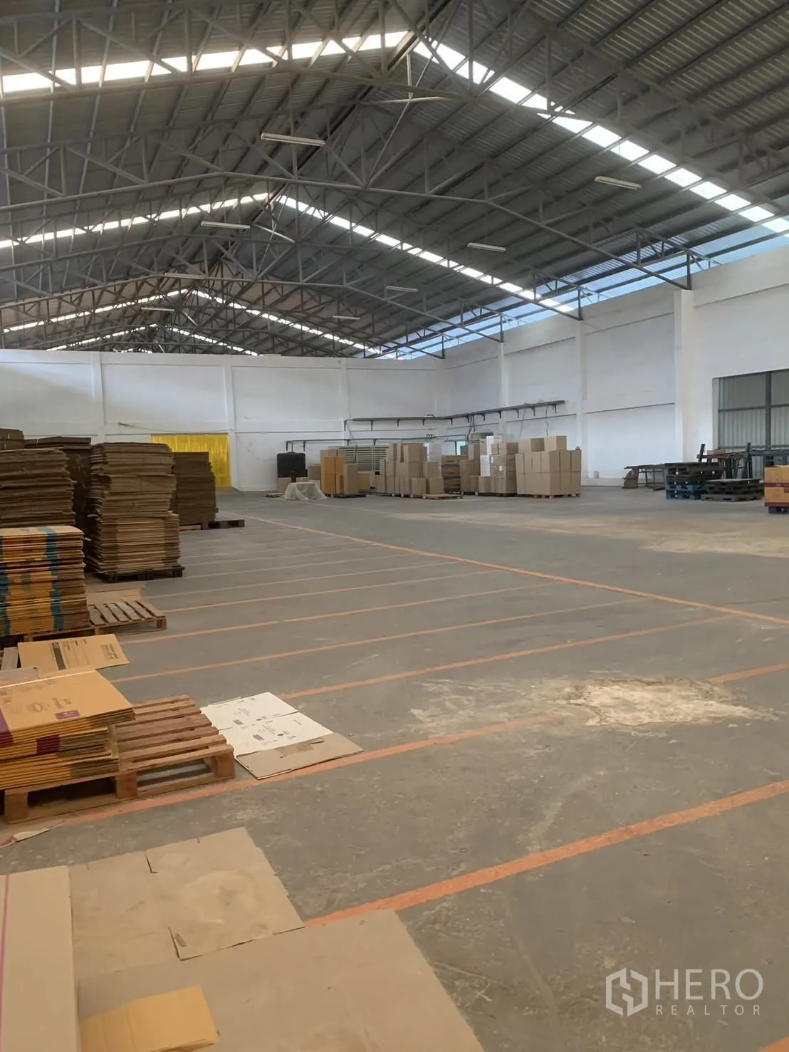 仓库 for rent in Bang Phli, Samut Prakan - 高屋顶仓库视角，带采光带与托盘分区。