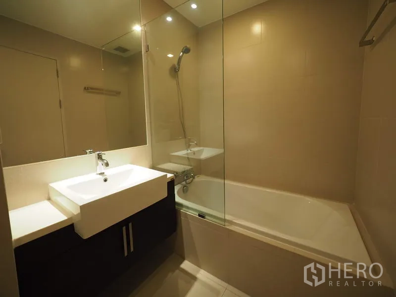 คอนโด ให้เช่าในWatthana, Bangkok - ห้องน้ำสมัยใหม่พร้อมอ่างอาบน้ำ กั้นกระจก และอ่างล้างหน้าทรงสี่เหลี่ยม