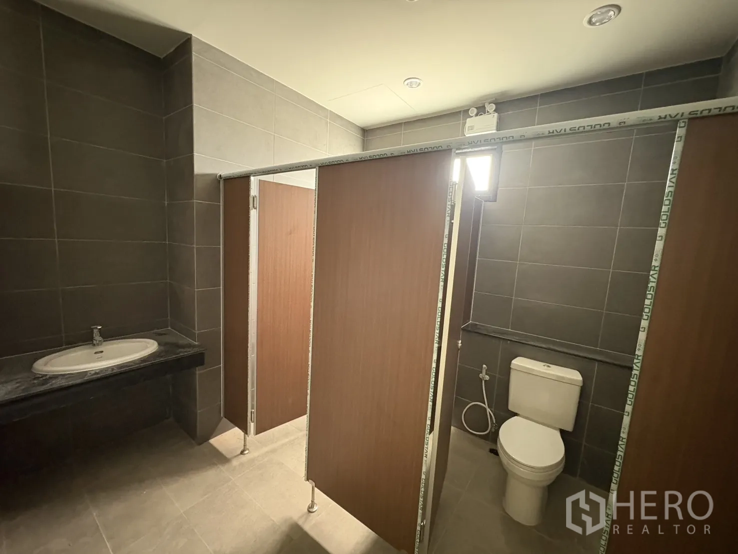 โรงงาน for rent in Bang Pakong, Chachoengsao - ห้องน้ำใหม่มีอ่างล้างหน้า โถสุขภัณฑ์ และฉากกั้นห้อง.
