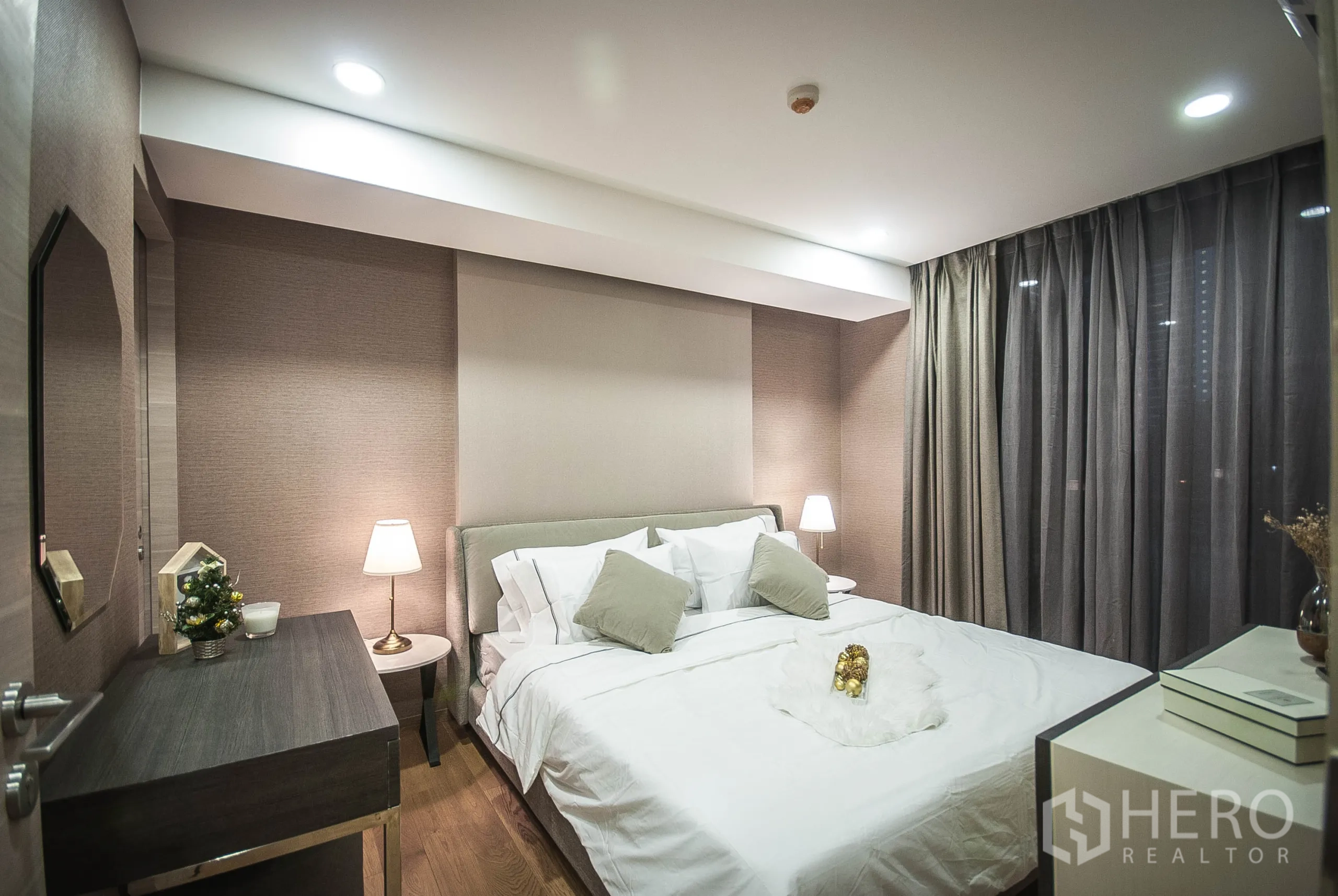 คอนโด ให้เช่าในPathum Wan, Bangkok - ห้องนอนบรรยากาศผ่อนคลาย เตียงใหญ่ โคมไฟหัวเตียง และผ้าม่านทึบแสงเต็มความสูง.