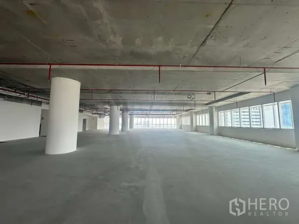 办公空间 出租在Sathon, Bangkok - 宽敞办公空间，圆形立柱、外露机电系统与长窗墙，位于曼谷写字楼内。