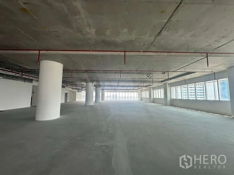 办公空间 出租在Sathon, Bangkok - 宽敞办公空间，圆形立柱、外露机电系统与长窗墙，位于曼谷写字楼内。