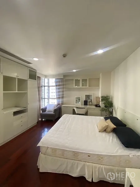 公寓 出租在Pathum Wan, Bangkok - 宽敞主卧，特大床与内置收纳。