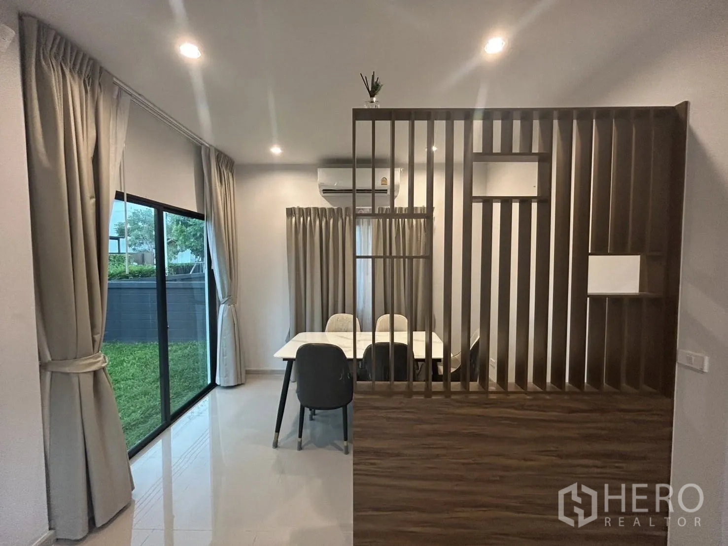 独立式住宅 出租在Khlong Sam Wa, Bangkok - 开放式餐区，木质隔断，大窗与花园景观