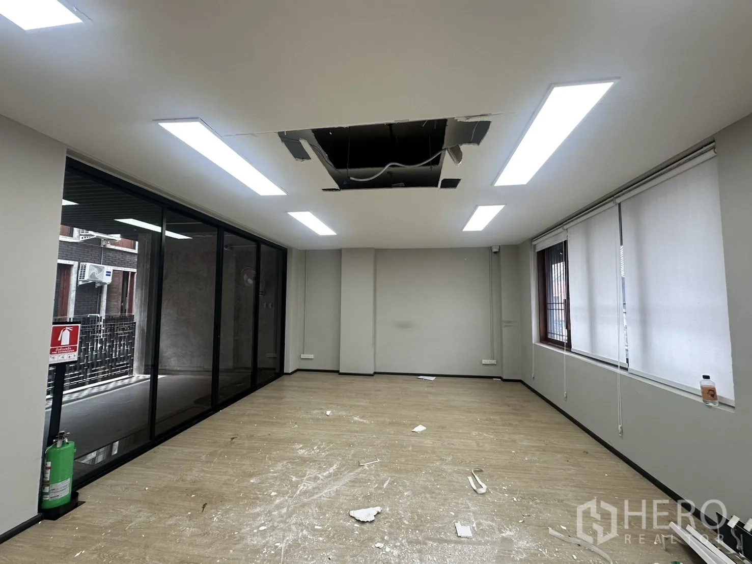 带办公室的家 出租在Pathum Wan, Bangkok - 办公区装有LED灯，部分吊顶施工中，配遮光帘