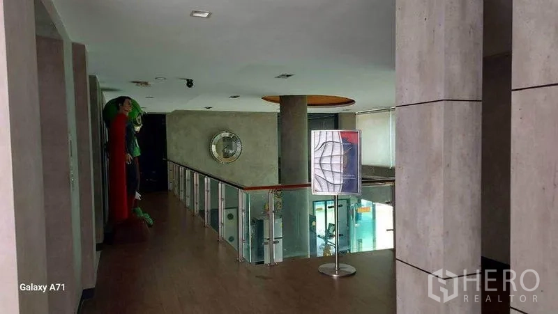 带办公室的家 出租在Nong Khaem, Bangkok - 夹层走廊，玻璃护栏可俯瞰大厅。
