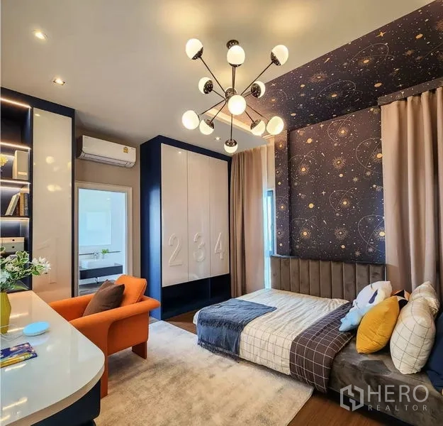 独立式住宅 出售在Bang Phli, Samut Prakan - 时尚卧室，银河系壁纸，现代吊灯，内置衣柜与舒适座椅
