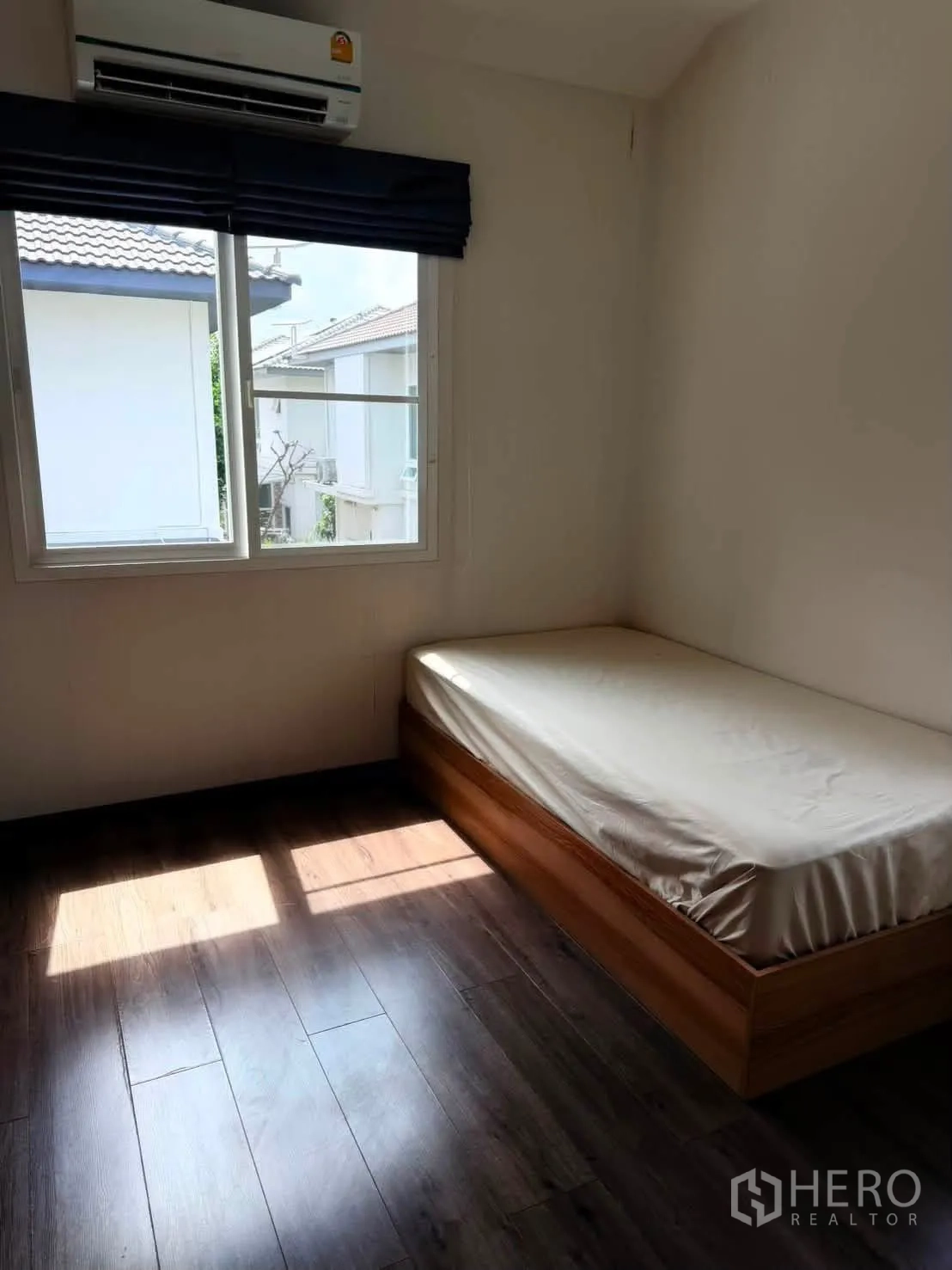 บ้านเดี่ยว for rent in Bang Phli, Samut Prakan - ห้องนอนขนาดกะทัดรัด เตียงเดี่ยว ใต้หน้าต่างพร้อมแอร์