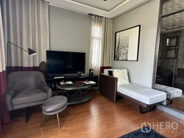 Detached House for rent in Phra Khanong, Bangkok - Compact TV lounge with armchairs, sofa, and a large window.