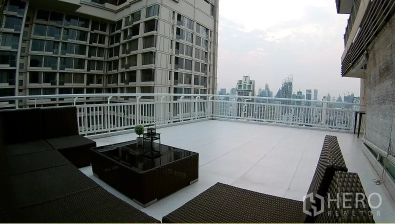 คอนโด ให้เช่าหรือขายในWatthana, Bangkok - ระเบียงกว้างรอบด้านพร้อมชุดนั่งเล่นและวิวเมืองกรุงเทพฯ พาโนรามา