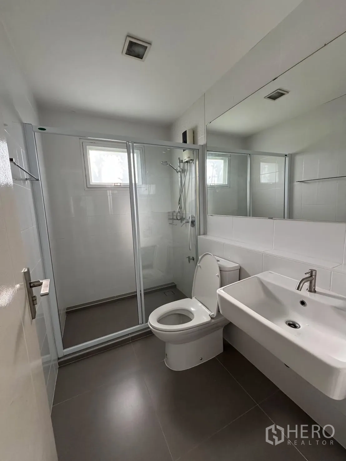 บ้านเดี่ยว for rent in Bang Phli, Samut Prakan - ห้องน้ำพร้อมตู้กระจกกั้นอาบน้ำ โถสุขภัณฑ์ และอ่างล้างหน้า