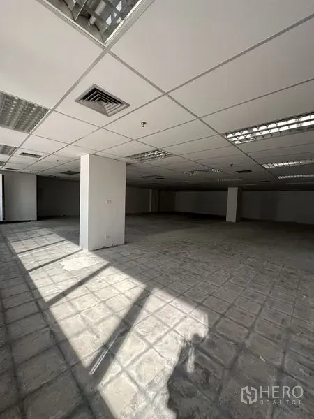 Office Space for rent in Pathum Wan, Bangkok - Unfurnished office floor with drop ceiling, fluorescent lights and AC vents, ready for fit-out.