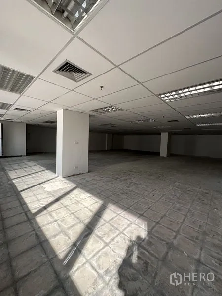 Office Space for rent in Pathum Wan, Bangkok - Unfurnished office floor with drop ceiling, fluorescent lights and AC vents, ready for fit-out.