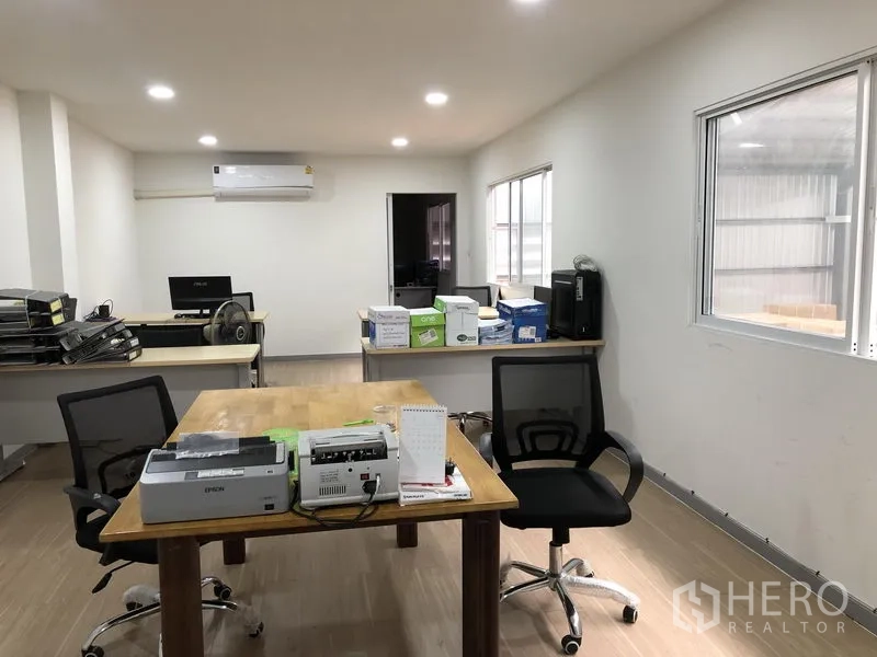 คลังสินค้า ให้เช่าในNonthaburi - ออฟฟิศแบบโอเพ่นสเปซ มีโต๊ะประชุม หน้าต่าง และไฟดาวน์ไลท์