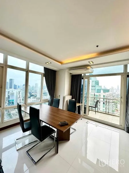 公寓 出租在Watthana, Bangkok - 餐区，木质餐桌与皮椅，落地窗旁通向阳台