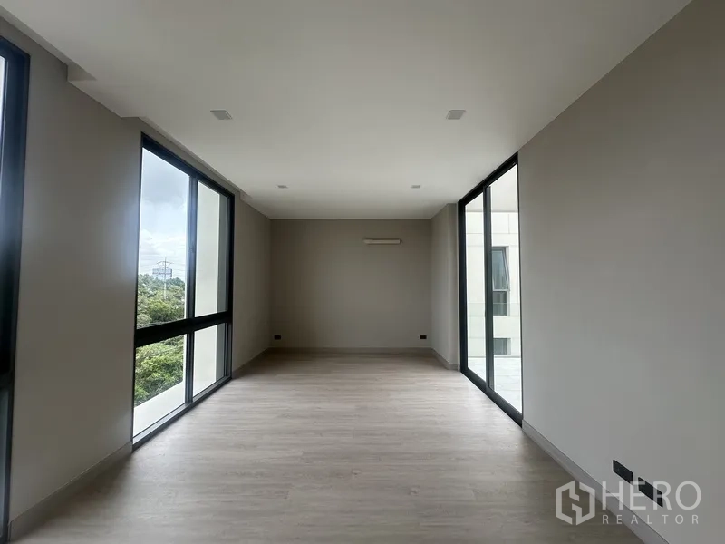 家庭办公室 for rent or sale in Suan Luang, Bangkok - 狭长房间，双侧窗户与木地板。