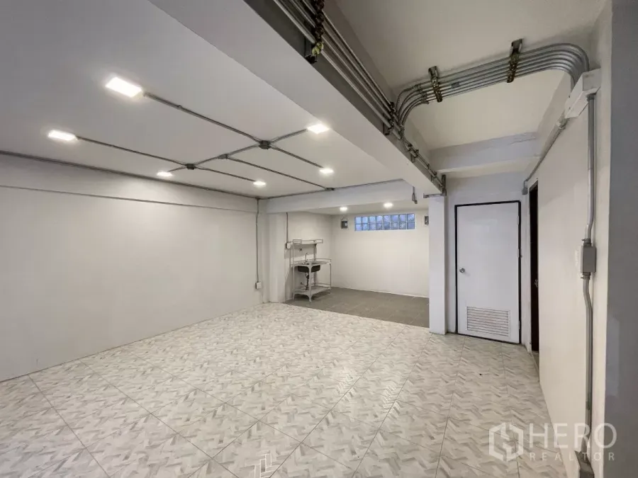 带办公室的家 出租在Khlong Toei, Bangkok - 一层明亮办公空间，花纹地砖，外露管线天花与嵌灯。