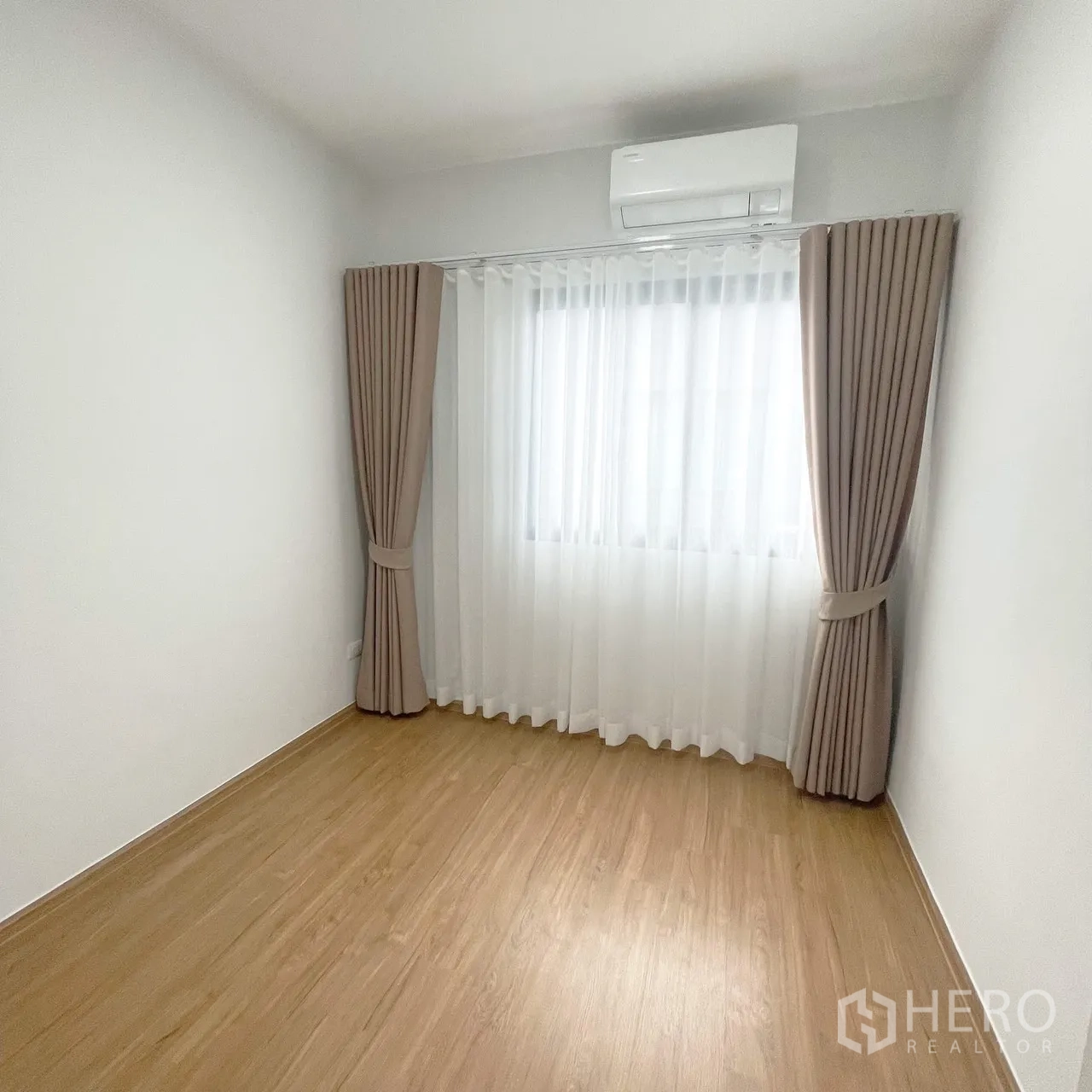 联排别墅 for rent in Bang Phli, Samut Prakan - 空房卧室，木纹地板，双层窗帘与壁挂空调