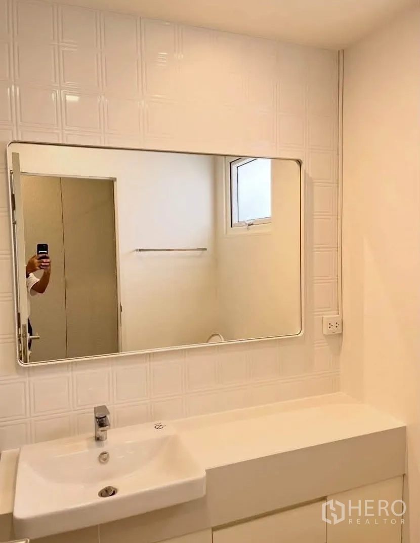 บ้านเดี่ยว for rent in Bang Phli, Samut Prakan - เคาน์เตอร์อ่างล้างหน้าห้องน้ำ กระจกบานใหญ่ และหน้าต่างบานเล็ก