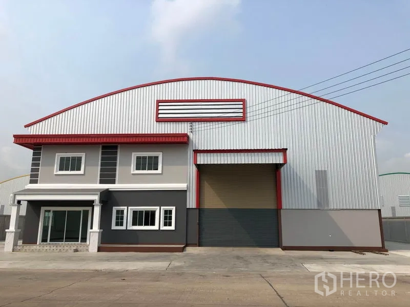 工厂 出租或出售在Bang Len, Nakhon Pathom - 厂房正立面，玻璃滑门入口及大型卷闸门