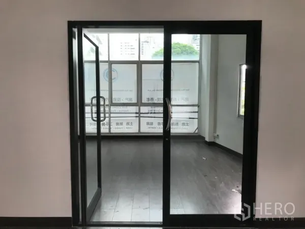 店屋 出租在Watthana, Bangkok - 黑框推拉玻璃门，通往前厅与大幅临街窗