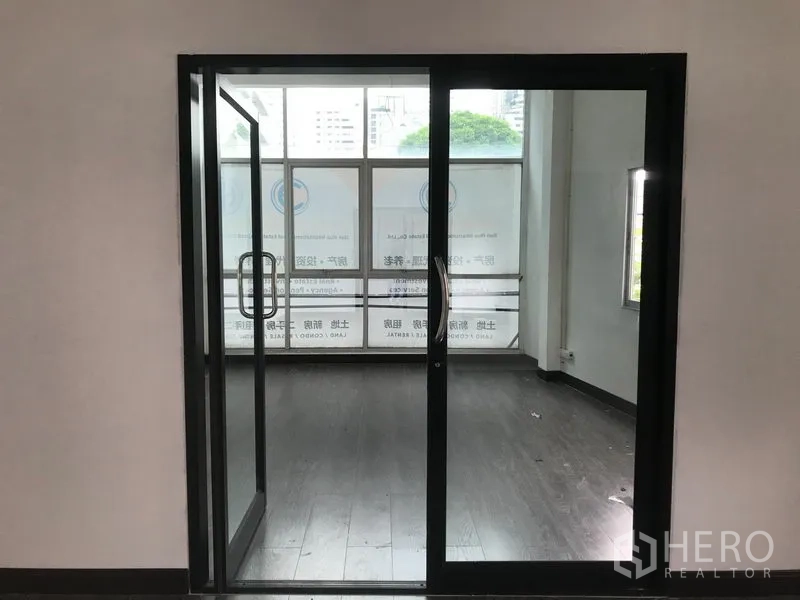 店屋 出租在Watthana, Bangkok - 黑框推拉玻璃门，通往前厅与大幅临街窗