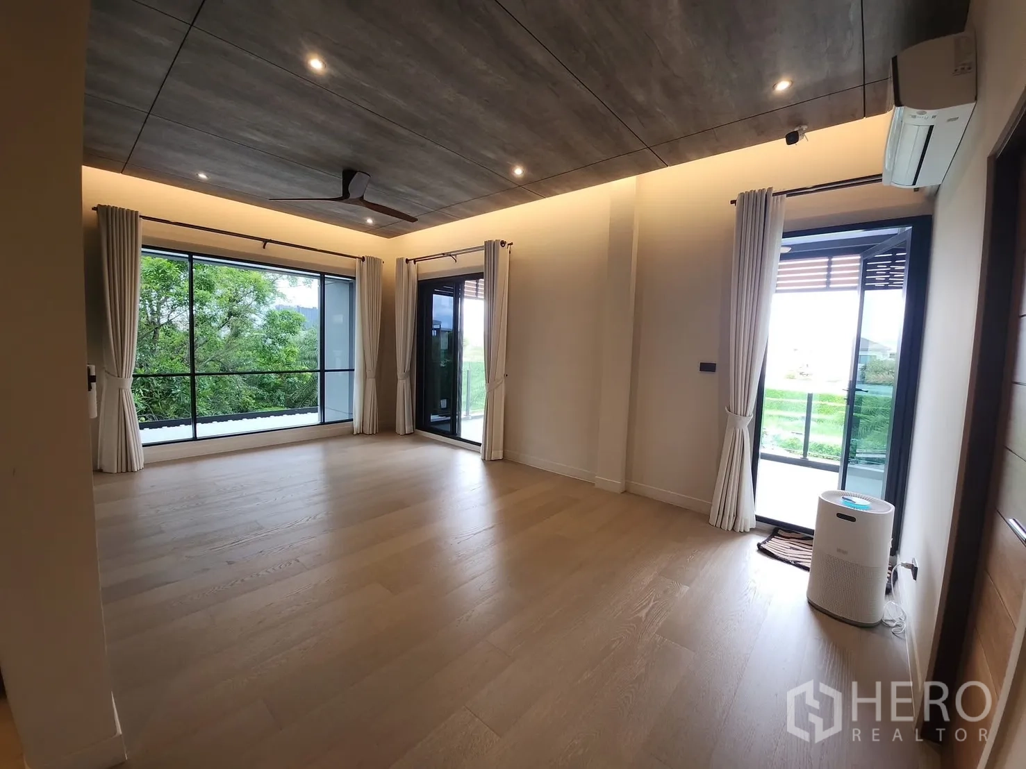 บ้าน ให้เช่าในBang Phli, Samut Prakan - ห้องครอบครัวชั้นบน มีระเบียงสองด้านและวิวสวนสีเขียว