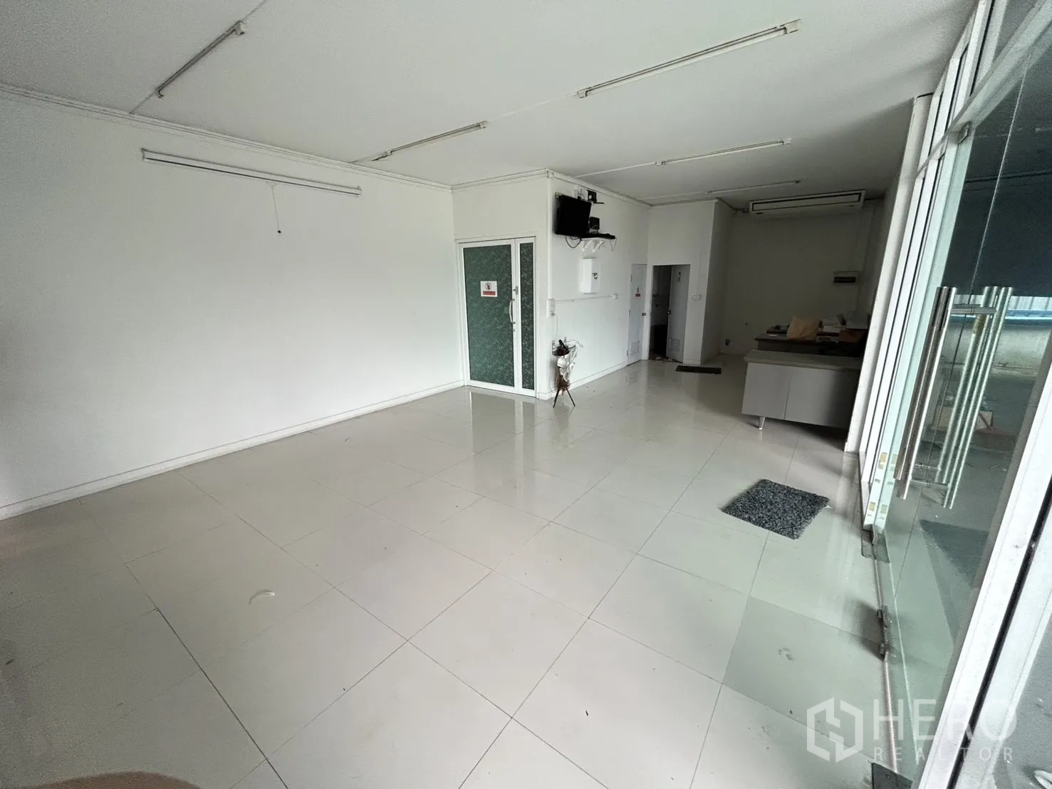 工厂 for rent or sale in Bang Yai, Nonthaburi - 一层玻璃隔断办公室，瓷砖地面与吊顶灯具