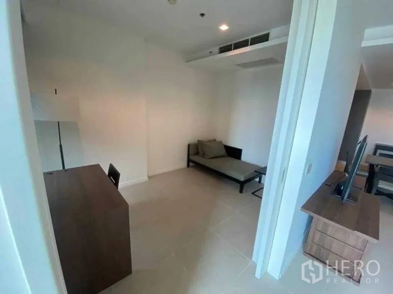 公寓 出租在Khlong San, Bangkok - 小型书房/客房，配日床、书桌与中性色地砖。