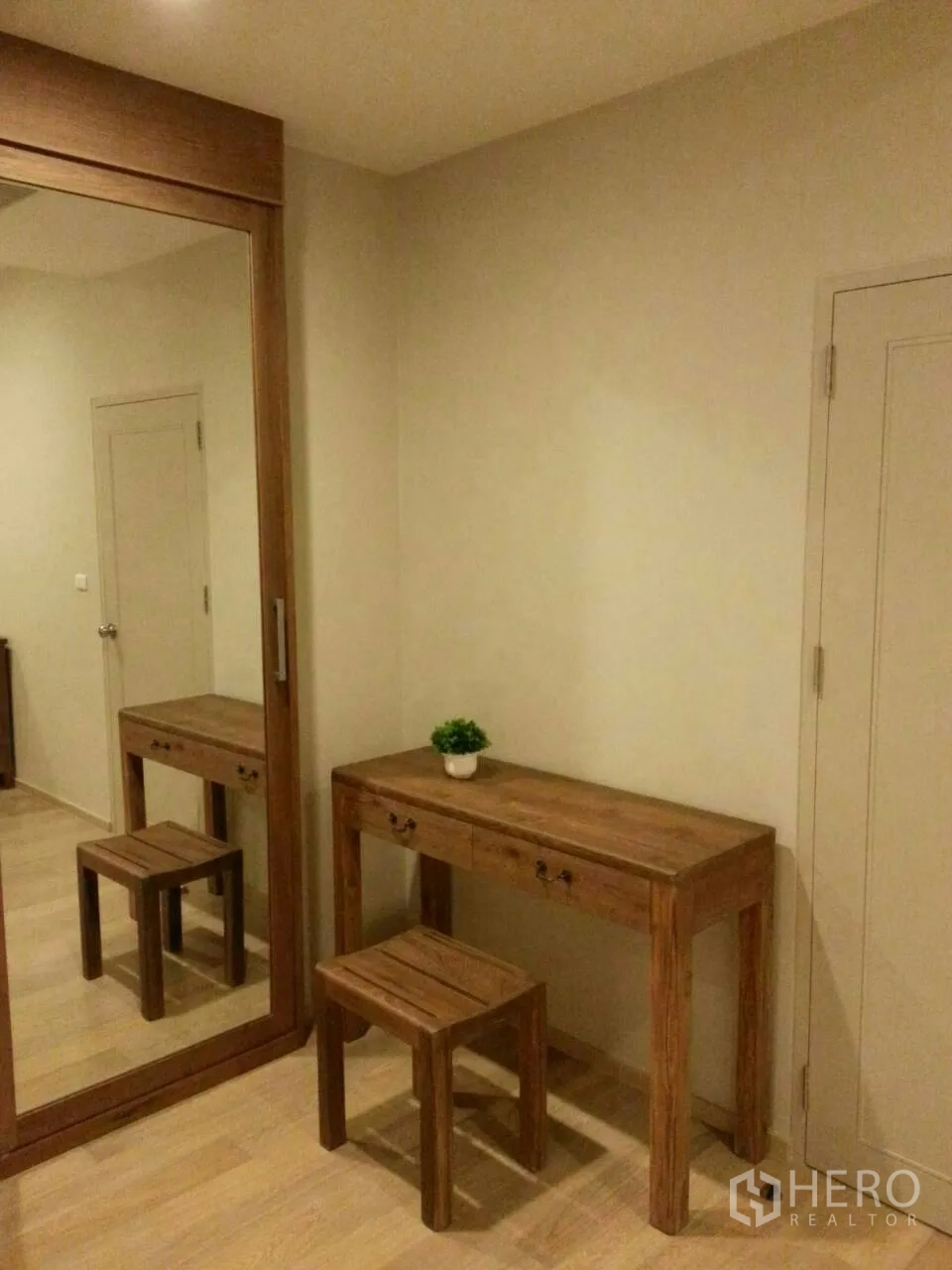 Condominium for rent or sale in Watthana, Bangkok - Bedroom dressing corner featuring mirrored wardrobe, wooden vanity desk and stool.