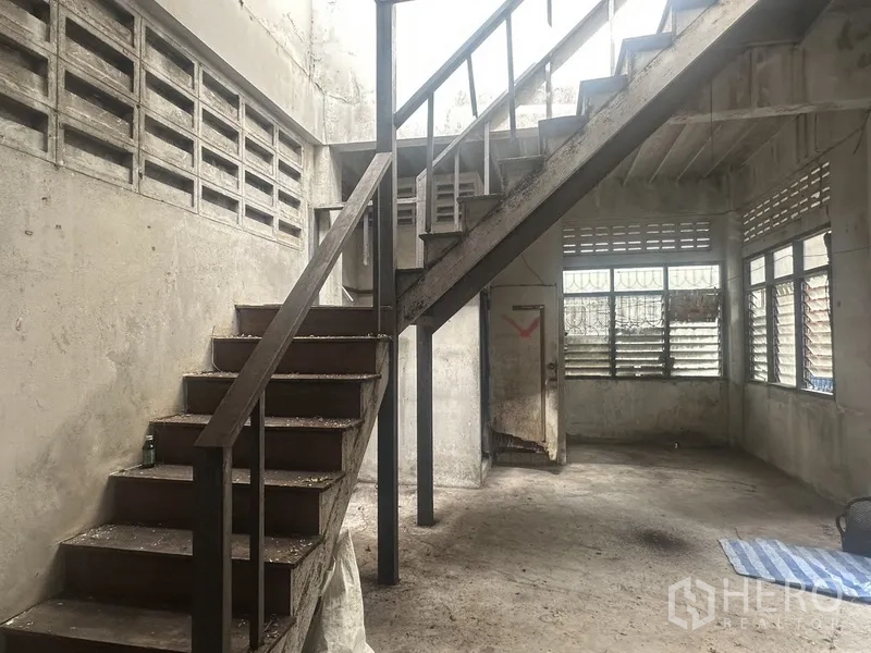 สำนักงาน ให้เช่า - แกนบันไดคอนกรีตมีช่องลมและแสงธรรมชาติ