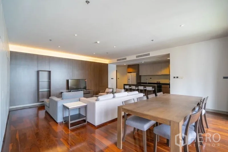 公寓 出租在Khlong Toei, Bangkok - 宽敞客餐厅一体，厨房与吧台，木地板与嵌灯