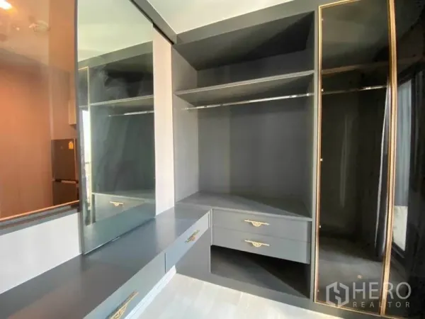 Condominium for rent in Pathum Wan, Bangkok - Corner wardrobe featuring open shelves, drawers and a mirrored door.