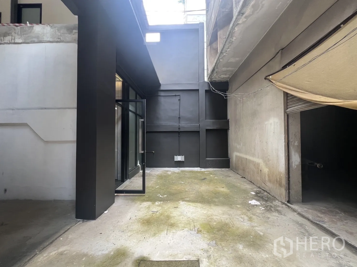 ตึกแถว for rent in Bang Rak, Bangkok - มุมมองลานหน้าอาคารพร้อมหน้ากระจกและผนังสีดำ