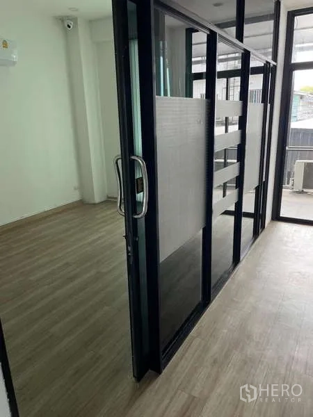 带办公室的家 出租或出售在Wang Thonglang, Bangkok - 滑动玻璃隔断分隔木地板办公空间