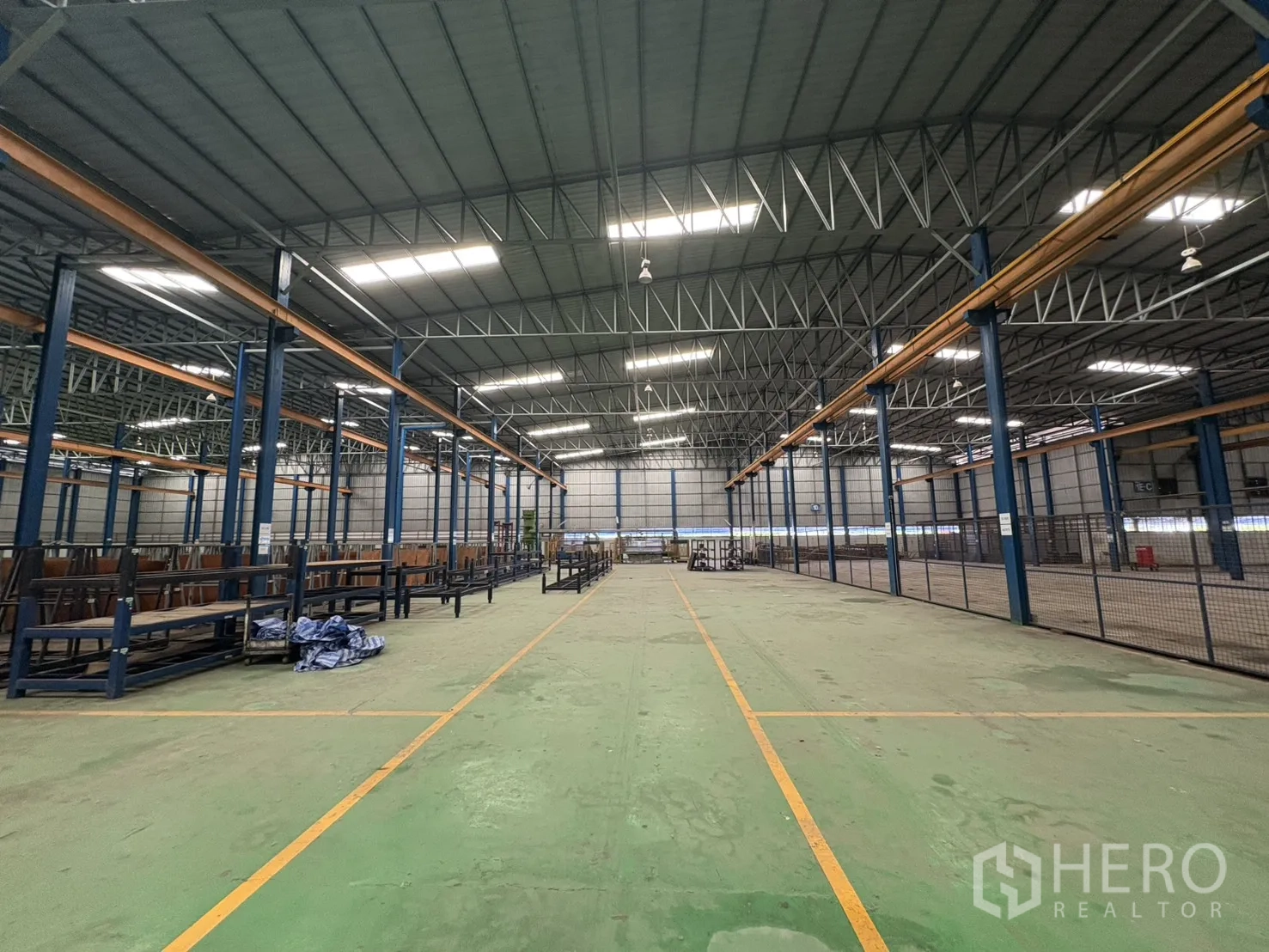 โรงงาน ให้เช่าในPhra Pradaeng, Samut Prakan - เลนกลางยาวระหว่างช่องการผลิต มีคานเครนด้านบน