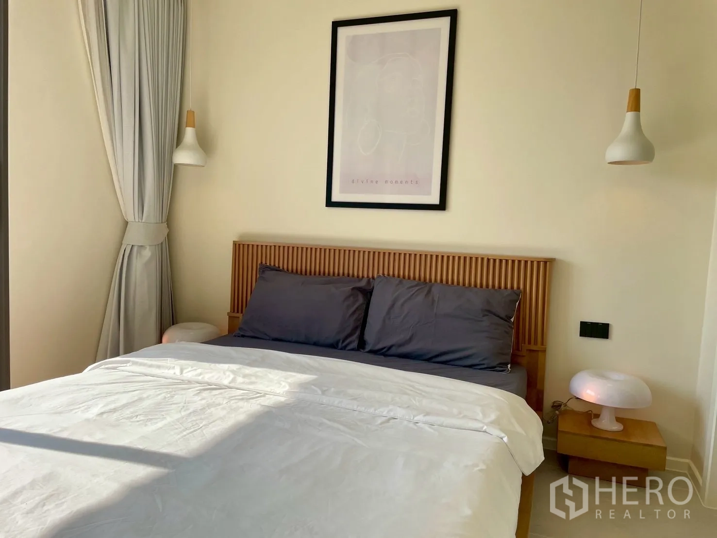 คอนโด for sale in Watthana, Bangkok - มุมห้องนอนพร้อมเตียง ภาพแขวน และโคมไฟห้อยข้างเตียง