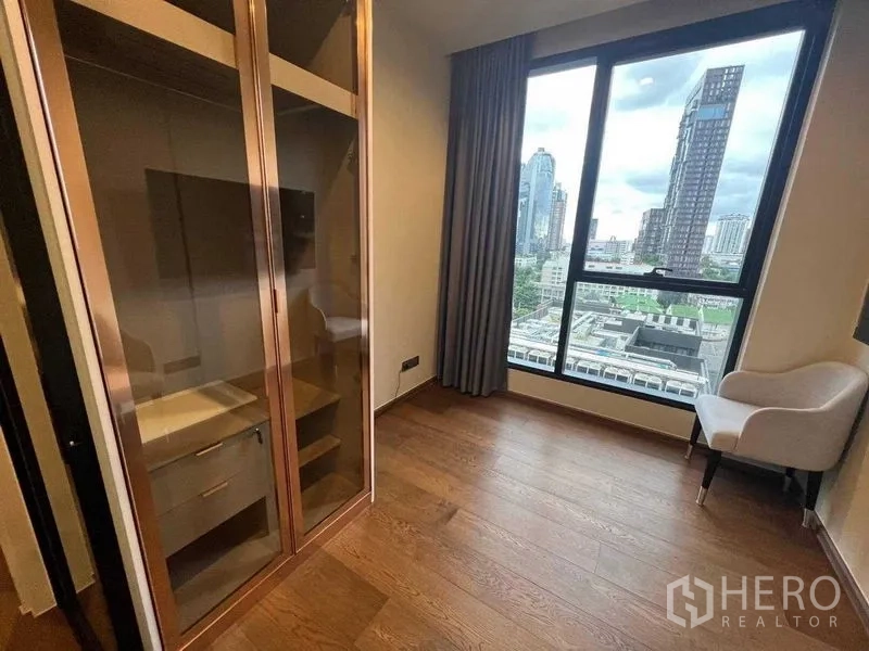 公寓 出租在Khlong Toei, Bangkok - 采光充足的房间，大窗、玻璃衣柜、木地板，远眺曼谷天际线。
