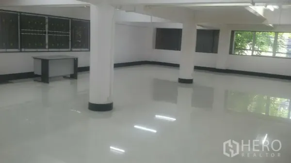 办公空间 出租在Sathon, Bangkok - 明亮开放式办公室，白色亮面地砖、立柱与多扇窗户。