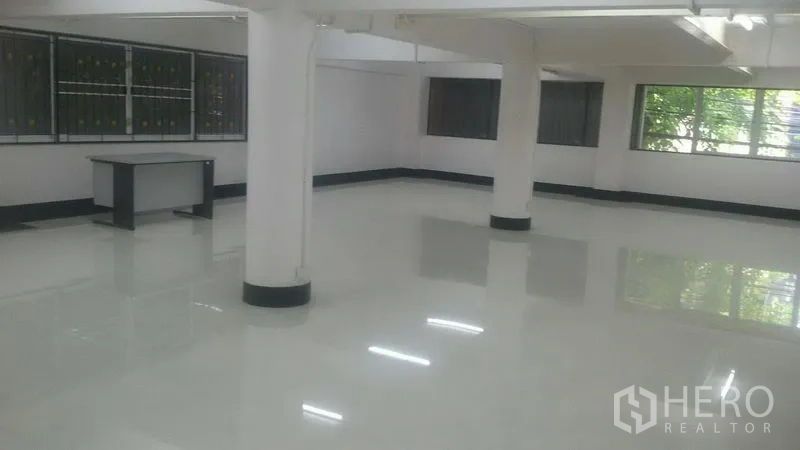 办公空间 出租在Sathon, Bangkok - 明亮开放式办公室，白色亮面地砖、立柱与多扇窗户。