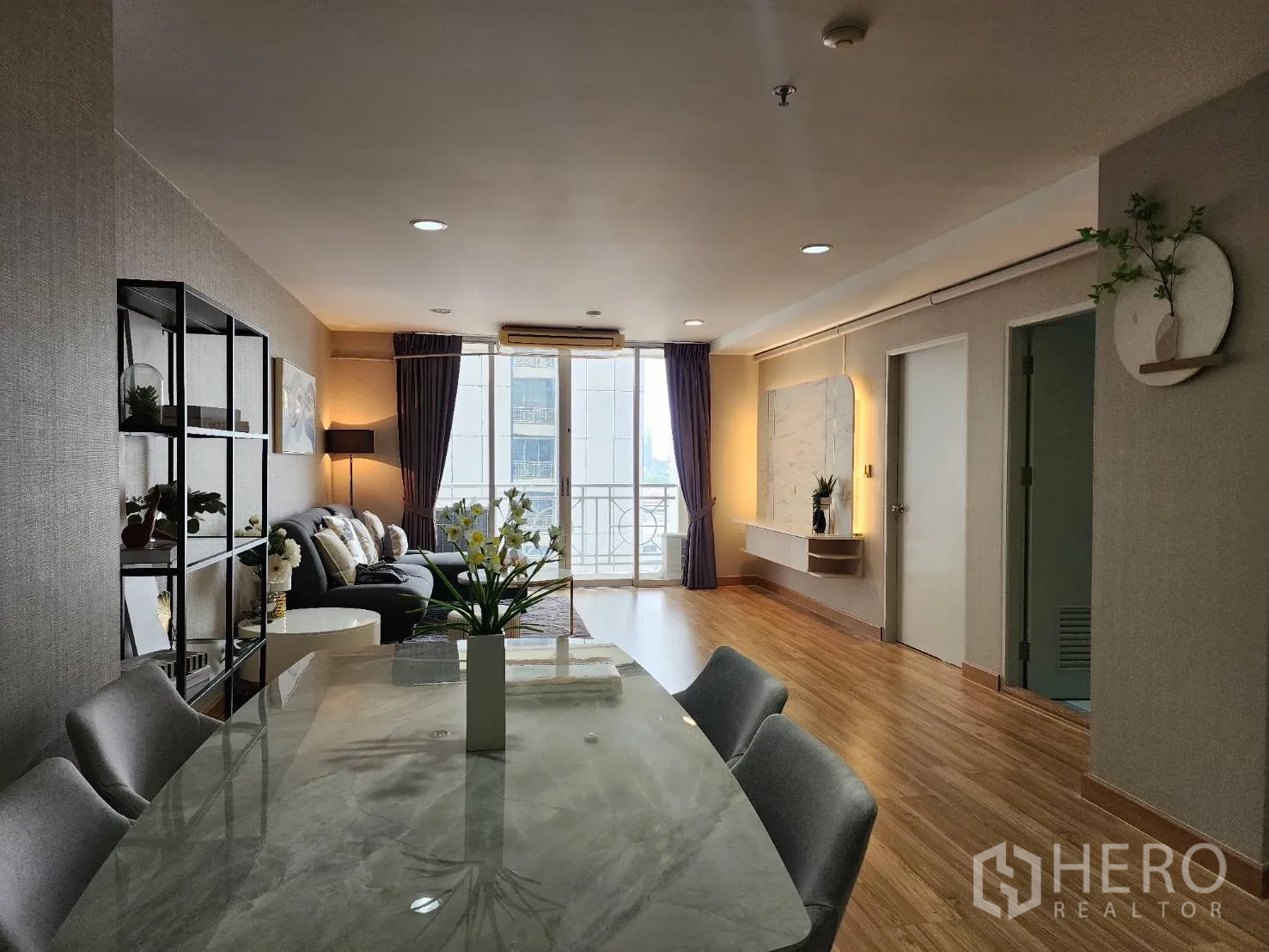 公寓 for rent in Watthana, Bangkok - 开放式客餐厅，配大理石餐桌与通往阳台的推拉门。