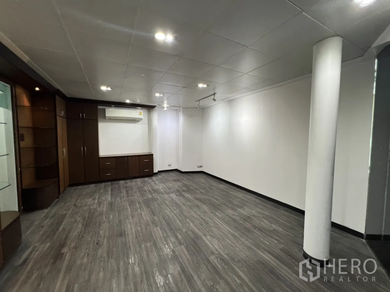 Retail Space for rent in Sathon, Bangkok - Display room with dark flooring and custom wood cabinetry.