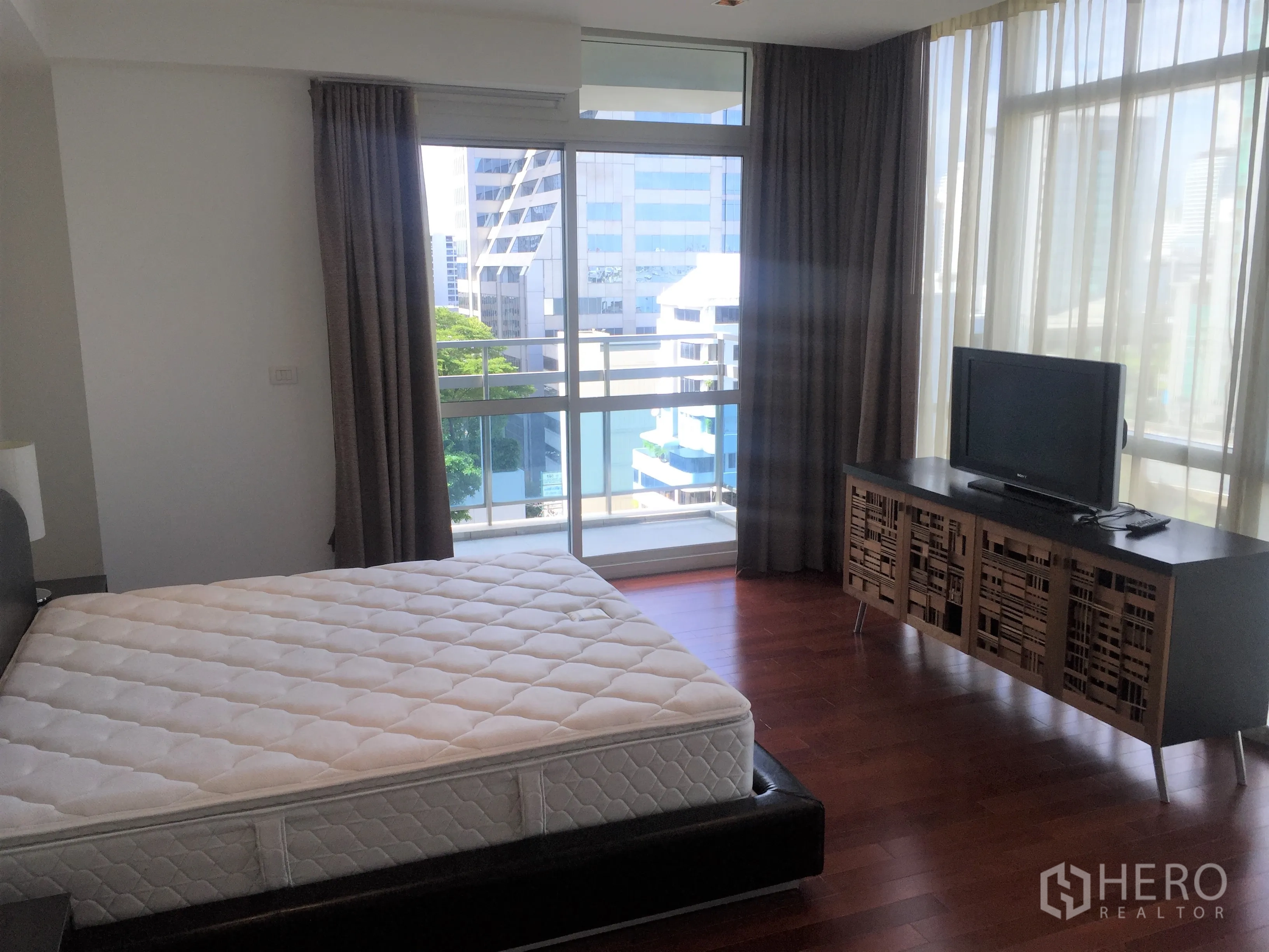 公寓 出租在Pathum Wan, Bangkok - 主卧采光充足，连接阳台，可赏城市景观的大落地窗。