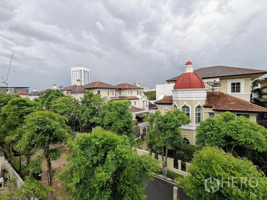 ทาวน์เฮาส์ for rent in Yan Nawa, Bangkok - มุมมองชั้นบนเห็นหมู่บ้านร่มรื่นและหลังคาทรงโดม