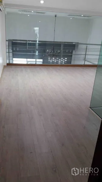 办公空间 出租在Bueng Kum, Bangkok - 夹层办公区，浅木地板与玻璃护栏。