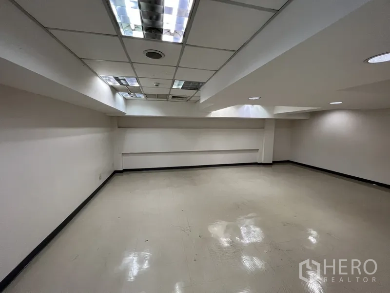 零售空间 出租在Huai Khwang, Bangkok - 后场办公室或仓储空间，吊顶与荧光灯照明。